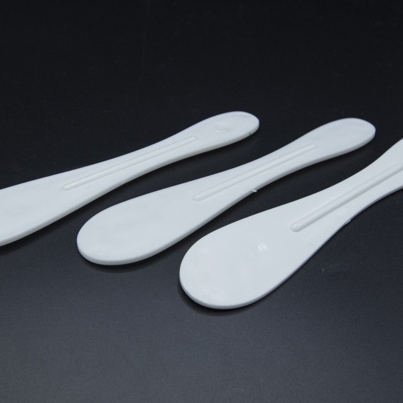 Spatule a malaxer en plastique